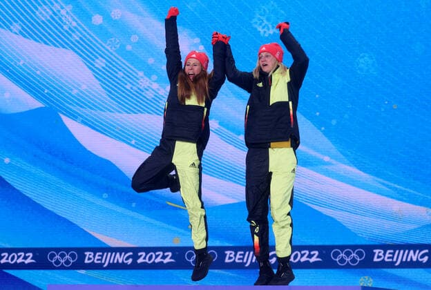 ZHANGJIAKOU, CHINA - FEBRUARY 17, 2022: Cross-country skiers Katharina Hennig (L) and Victoria Carl of Germany celebrate their gold medals during the women s team sprint classical victory ceremony at the Medal Plaza as part of the 2022 Winter Olympic Games, Olympische Spiele, Olympia, OS Stanislav Krasilnikov TASS  TS123CD6