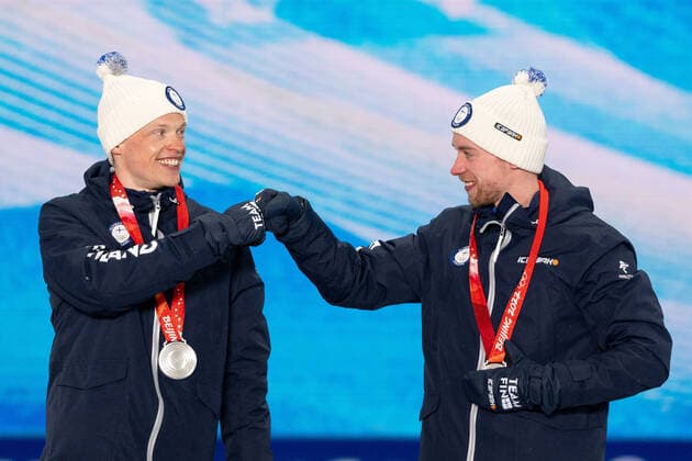 220217 Iivo Niskanen and Joni Mäki of Finland with their silver medals at the medal ceremony for men s cross-country skiing team sprint during day 13 of the 2022 Winter Olympics on February 17, 2022 in Zhangjiakou. Photo: Vegard Grott BILDBYRAN kod VG JM0291 bbeng Olympic Games, Olympische Spiele, Olympia, OS olympics winter olympics os ol olympiska spel vinter-os olympiske leker peking peking 2022 beijing 2022 beijing 2022 olympic games beijing 2022 winter olympic games peking-os beijing-ol vinter-ol medaljceremoni medaljeseremoni finland jubel silver Copyright: VEGARDxGRoTT BB220217VG025