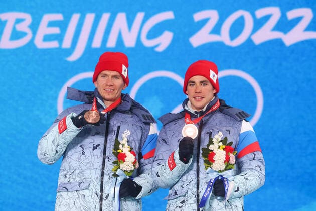 ZHANGJIAKOU, CHINA - FEBRUARY 17, 2022: ROC cross-country skiers Alexander Bolshunov (L) and Alexander Terentyev celebrate their bronze medals during the men s team sprint classical victory ceremony at the Medal Plaza as part of the 2022 Winter Olympic Games, Olympische Spiele, Olympia, OS Stanislav Krasilnikov TASS  TS123CE2