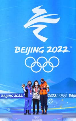 (220217) -- BEIJING, Feb. 17, 2022 -- Gold medalist Choi Minjeong (C) of South Korea, silver medalist Arianna Fontana (L) of Italy and bronze medalist Suzanne Schulting of the Netherlands pose during the awarding ceremony of short track Speed skating, Eisschnelllauf women s 1500m at the Beijing Medals Plaza of the Winter Olympics in Beijing, capital of China, Feb. 17, 2022. ) (BEIJING2022)CHINA-BEIJING-OLYMPIC Winter games, Winterspiele,Spiele, Summer games AWARDING CEREMONY-SHORT TRACK SPEED SKATING (CN) YangxLei 