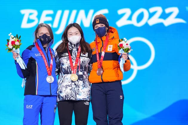 (220217) -- BEIJING, Feb. 17, 2022 -- Gold medalist Choi Minjeong (C) of South Korea, silver medalist Arianna Fontana (L) of Italy and bronze medalist Suzanne Schulting of the Netherlands pose during the awarding ceremony of short track Speed skating, Eisschnelllauf women s 1500m at the Beijing Medals Plaza of the Winter Olympics in Beijing, capital of China, Feb. 17, 2022. ) (BEIJING2022)CHINA-BEIJING-OLYMPIC Winter games, Winterspiele,Spiele, Summer games AWARDING CEREMONY-SHORT TRACK SPEED SKATING (CN) JuxHuanzong 