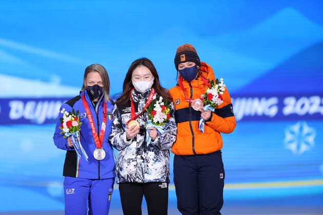 (220217) -- BEIJING, Feb. 17, 2022 -- Gold medalist Choi Minjeong (C) of South Korea, silver medalist Arianna Fontana (L) of Italy and bronze medalist Suzanne Schulting of the Netherlands pose during the awarding ceremony of short track Speed skating, Eisschnelllauf women s 1500m at the Beijing Medals Plaza of the Winter Olympics in Beijing, capital of China, Feb. 17, 2022. ) (BEIJING2022)CHINA-BEIJING-OLYMPIC Winter games, Winterspiele,Spiele, Summer games AWARDING CEREMONY-SHORT TRACK SPEED SKATING (CN) YangxLei 