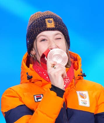 (220217) -- BEIJING, Feb. 17, 2022 -- Bronze medalist Suzanne Schulting of the Netherlands poses during the awarding ceremony of short track Speed skating, Eisschnelllauf women s 1500m at the Beijing Medals Plaza of the Winter Olympics in Beijing, capital of China, Feb. 17, 2022. ) (BEIJING2022)CHINA-BEIJING-OLYMPIC Winter games, Winterspiele,Spiele, Summer games AWARDING CEREMONY-SHORT TRACK SPEED SKATING (CN) JuxHuanzong 