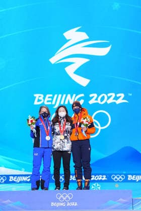 (220217) -- BEIJING, Feb. 17, 2022 -- Gold medalist Choi Minjeong (C) of South Korea, silver medalist Arianna Fontana (L) of Italy and bronze medalist Suzanne Schulting of the Netherlands pose during the awarding ceremony of short track Speed skating, Eisschnelllauf women s 1500m at the Beijing Medals Plaza of the Winter Olympics in Beijing, capital of China, Feb. 17, 2022. ) (BEIJING2022)CHINA-BEIJING-OLYMPIC Winter games, Winterspiele,Spiele, Summer games AWARDING CEREMONY-SHORT TRACK SPEED SKATING (CN) JuxHuanzong 