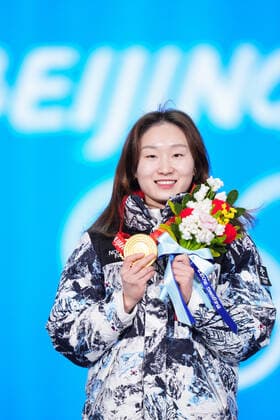 (220217) -- BEIJING, Feb. 17, 2022 -- Gold medalist Choi Minjeong of South Korea poses during the awarding ceremony of short track Speed skating, Eisschnelllauf women s 1500m at the Beijing Medals Plaza of the Winter Olympics in Beijing, capital of China, Feb. 17, 2022. ) (BEIJING2022)CHINA-BEIJING-OLYMPIC Winter games, Winterspiele,Spiele, Summer games AWARDING CEREMONY-SHORT TRACK SPEED SKATING (CN) JuxHuanzong 