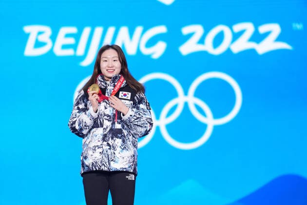 (220217) -- BEIJING, Feb. 17, 2022 -- Gold medalist Choi Minjeong of South Korea poses during the awarding ceremony of short track Speed skating, Eisschnelllauf women s 1500m at the Beijing Medals Plaza of the Winter Olympics in Beijing, capital of China, Feb. 17, 2022. ) (BEIJING2022)CHINA-BEIJING-OLYMPIC Winter games, Winterspiele,Spiele, Summer games AWARDING CEREMONY-SHORT TRACK SPEED SKATING (CN) JuxHuanzong 