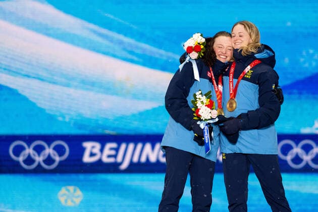 220217 Linn Persson and Mona Brorsson of Sweden with their gold medals at the medal ceremony for women s biathlon 4 x 6 km relay during day 13 of the 2022 Winter Olympics on February 17, 2022 in Zhangjiakou. Photo: Vegard Grott BILDBYRAN kod VG JM0291 bbeng Olympic Games, Olympische Spiele, Olympia, OS olympics winter olympics os ol olympiska spel vinter-os olympiske leker peking peking 2022 beijing 2022 beijing 2022 olympic games beijing 2022 winter olympic games peking-os beijing-ol vinter-ol medaljceremoni medaljeseremoni skidskytte stafett jubel sverige guld gold medalj Copyright: VEGARDxGRoTT BB220217VG046
