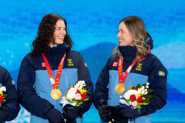 220217 Hanna Öberg and Elvira Öberg of Sweden with their gold medals at the medal ceremony for women s biathlon 4 x 6 km relay during day 13 of the 2022 Winter Olympics on February 17, 2022 in Zhangjiakou. Photo: Vegard Grott BILDBYRAN kod VG JM0291 bbeng Olympic Games, Olympische Spiele, Olympia, OS olympics winter olympics os ol olympiska spel vinter-os olympiske leker peking peking 2022 beijing 2022 beijing 2022 olympic games beijing 2022 winter olympic games peking-os beijing-ol vinter-ol medaljceremoni medaljeseremoni skidskytte stafett jubel sverige guld gold medalj Copyright: VEGARDxGRoTT BB220217VG050