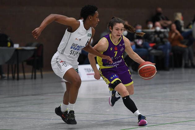 Basketball Damen 1. Bundesliga 21. Spieltag Herner TC - medical instinct Veilchen BG74 am 16.02.2022 im Sportpark Wanne-Eickel in Herne Tayler Mingo ( Herne ), links - Jennifer Crowder ( Göttingen ), rechts xRx