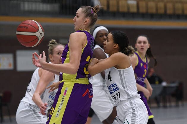 Basketball Damen 1. Bundesliga 21. Spieltag Herner TC - medical instinct Veilchen BG74 am 16.02.2022 im Sportpark Wanne-Eickel in Herne Emese Vida ( Göttingen ), links - Laura Zolper ( Herne ), rechts xRx