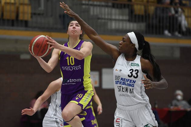 Basketball Damen 1. Bundesliga 21. Spieltag Herner TC - medical instinct Veilchen BG74 am 16.02.2022 im Sportpark Wanne-Eickel in Herne Vasiliki Karambatsa ( Göttingen ), links - Nicole Enabosi ( Herne ), rechts xRx