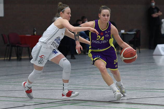 Basketball Damen 1. Bundesliga 21. Spieltag Herner TC - medical instinct Veilchen BG74 am 16.02.2022 im Sportpark Wanne-Eickel in Herne Jule Groll ( Herne ), links - Sylwia Bujniak ( Göttingen ), rechts xRx