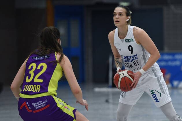 Basketball Damen 1. Bundesliga 21. Spieltag Herner TC - medical instinct Veilchen BG74 am 16.02.2022 im Sportpark Wanne-Eickel in Herne Katharine Tudor ( Göttingen ), links - Kristina Topuzovic ( Herne ), rechts xRx