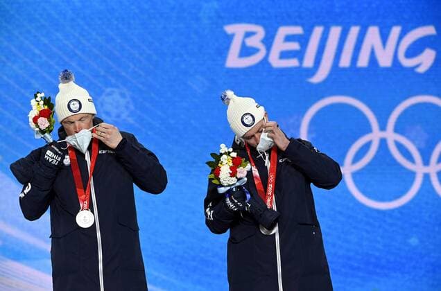 EDS. NOTE, CORRECTED NISKANEN S FIRST NAME!! LKS 20220217 Silver medalists Iivo Niskanen (left) and Joni Mäki of Finland taking their masks off during the victory ceremony of Men s Cross Country Skiing Team Sprint Classic at the Beijing Winter Olympic Games, Olympische Spiele, Olympia, OS in Zhangjiakou on February 17, 2022. Zhangjiakou China LKFTJK20220217135718GRQY  Copyright: xMarkkuxUlanderx