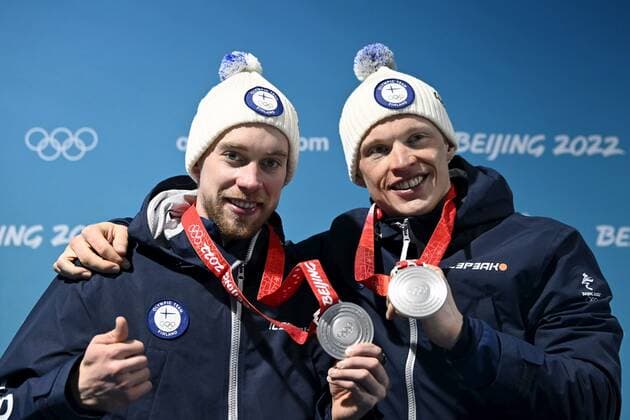 EDS. NOTE, CORRECTED NISKANEN S FIRST NAME!! LKS 20220217 Second placed Joni Mäki (left) and Iivo Niskanen of Finland posing with their silver medals during the victory ceremony of Men s Cross Country Skiing Team Sprint Classic at the Beijing Winter Olympic Games, Olympische Spiele, Olympia, OS in Zhangjiakou on February 17, 2022. Zhangjiakou China LKFTJK20220217142400EMOD  Copyright: xMarkkuxUlanderx