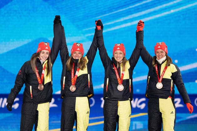Sport Bilder des Tages 220217 Vanessa Voigt, Vanessa Hinz, Franziska Preuss and Denise Herrmann of Germany at the medal ceremony for women s biathlon 4 x 6 km relay during day 13 of the 2022 Winter Olympics on February 17, 2022 in Zhangjiakou. Photo: Vegard Grott BILDBYRAN kod VG JM0291 bbeng Olympic Games, Olympische Spiele, Olympia, OS olympics winter olympics os ol olympiska spel vinter-os olympiske leker peking peking 2022 beijing 2022 beijing 2022 olympic games beijing 2022 winter olympic games peking-os beijing-ol vinter-ol medaljceremoni medaljeseremoni skidskytte stafett Copyright: VEGARDxGRoTT BB220217VG054