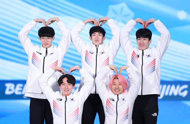 Sport Bilder des Tages (220217) -- BEIJING, Feb. 17, 2022 -- Silver medalists Team South Korea pose during the awarding ceremony of short track Speed skating, Eisschnelllauf men s 5000m relay at the Beijing Medals Plaza of the Winter Olympics in Beijing, capital of China, Feb. 17, 2022. ) (BEIJING2022)CHINA-BEIJING-OLYMPIC Winter games, Winterspiele,Spiele, Summer games AWARDING CEREMONY-SHORT TRACK SPEED SKATING (CN) YangxLei 