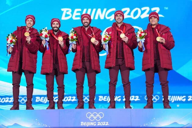 (220217) -- BEIJING, Feb. 17, 2022 -- Gold medalists Team Canada pose during the awarding ceremony of short track Speed skating, Eisschnelllauf men s 5000m relay at the Beijing Medals Plaza of the Winter Olympics in Beijing, capital of China, Feb. 17, 2022. ) (BEIJING2022)CHINA-BEIJING-OLYMPIC Winter games, Winterspiele,Spiele, Summer games AWARDING CEREMONY-SHORT TRACK SPEED SKATING (CN) JuxHuanzong 