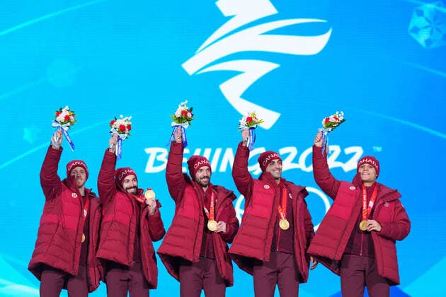 (220217) -- BEIJING, Feb. 17, 2022 -- Gold medalists Team Canada pose during the awarding ceremony of short track Speed skating, Eisschnelllauf men s 5000m relay at the Beijing Medals Plaza of the Winter Olympics in Beijing, capital of China, Feb. 17, 2022. ) (BEIJING2022)CHINA-BEIJING-OLYMPIC Winter games, Winterspiele,Spiele, Summer games AWARDING CEREMONY-SHORT TRACK SPEED SKATING (CN) JuxHuanzong 