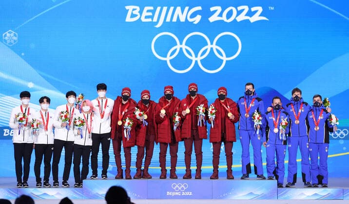 (220217) -- BEIJING, Feb. 17, 2022 -- Gold medalists Team Canada (C), silver medalists Team South Korea (L) and bronze medalists Team Italy pose during the awarding ceremony of short track Speed skating, Eisschnelllauf men s 5000m relay at the Beijing Medals Plaza of the Winter Olympics in Beijing, capital of China, Feb. 17, 2022. ) (BEIJING2022)CHINA-BEIJING-OLYMPIC Winter games, Winterspiele,Spiele, Summer games AWARDING CEREMONY-SHORT TRACK SPEED SKATING (CN) YangxLei