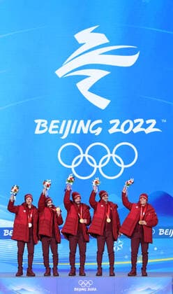 (220217) -- BEIJING, Feb. 17, 2022 -- Gold medalists Team Canada pose during the awarding ceremony of short track Speed skating, Eisschnelllauf men s 5000m relay at the Beijing Medals Plaza of the Winter Olympics in Beijing, capital of China, Feb. 17, 2022. ) (BEIJING2022)CHINA-BEIJING-OLYMPIC Winter games, Winterspiele,Spiele, Summer games AWARDING CEREMONY-SHORT TRACK SPEED SKATING (CN) YangxLei 