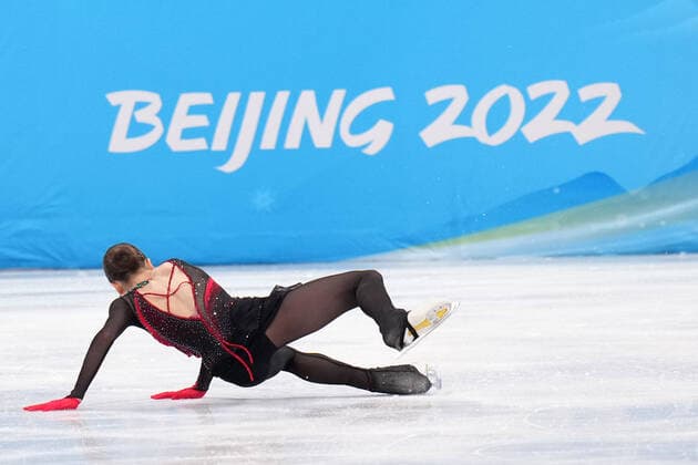 Sport Bilder des Tages BEIJING 2022, Eiskunstlauf, Kür Frauen Anna Shcherbakova of Russia, falls during the Women s Single Figure skating, Eiskunstlauf Free Program in the Capital Indoor Stadium at the Beijing 2022 Winter Olympic on Thursday, February 17, 2022.  OLY20220217827 RICHARDxELLIS