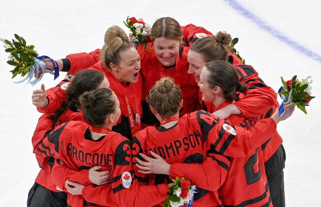 (220217) -- BEIJING, Feb. 17, 2022 -- Gold medalists Team Canada celebrate after the awarding ceremony of the Ice hockey, Eishockey women s gold medal game of the Beijing 2022 Winter Olympics between Canada and the United States at Wukesong Sports Centre in Beijing, capital of China, Feb. 17, 2022. ) (BEIJING2022)CHINA-BEIJING-OLYMPIC Winter games, Winterspiele,Spiele, Summer games ICE HOCKEY-WOMEN S GOLD MEDAL GAME-CAN VS USA (CN) LiuxXiao 