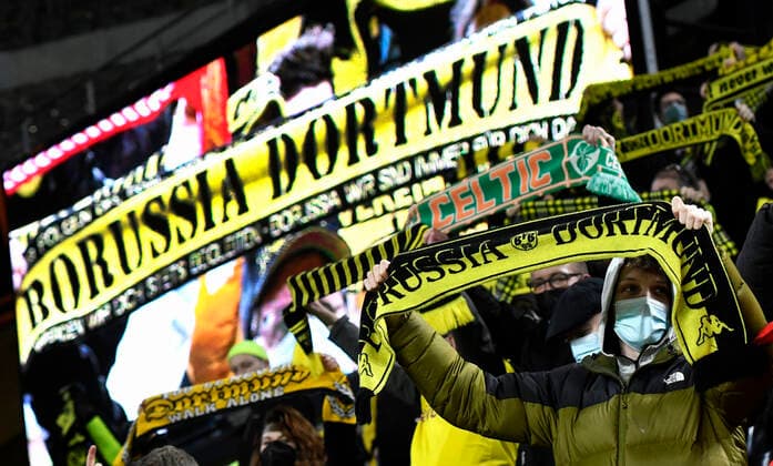 Fussball, UEFA Europe League, Herren, Saison 2021 22, KO Runde Play-off Hinspiel, Borussia Dortmund (gelb) - Glasgow Rangers (blau); BVB Fans. Fan, Fans, Fankultur, Begeisterung. UEFA REGULATIONS PROHIBIT ANY USE OF PHOTOGRAPHS AS IMAGE SEQUENCES AND OR QUASI-VIDEO