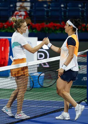 Ons Jabeur gratuliert der Siegerin Simona Halep. Tennis - Dubai Tennis Championships 2022 - WTA, Tennis Damen - Dubai Duty Free Tennis Stadium - Dubai - - United Arab Emirates - 17 February 2022. Copyright: xJuergenxHasenkopfx