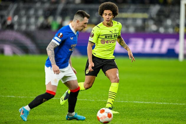 Europa League, Play-Off: Borussia Dortmund - Glasgow Rangers 17.02.2022 im Signal-Iduna-Park in Dortmund. Glasgow s Filip Helander im Zweikampf mit Dortmund s Axel Witsel Copyright: xChristopherxNeundorfx