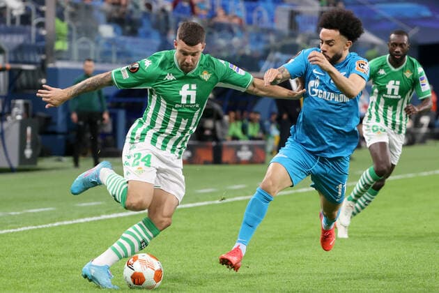 ST PETERSBURG, RUSSIA - FEBRUARY 17, 2022: Betis Aitor Ruibal (L) and Zenit s Claudinho duel for the the 1st leg of the 2021 22 UEFA Europa League play-offs between Zenit St Petersburg and Real Betis Seville at Gazprom Arena. Alexander Demianchuk TASS  TS123EE3