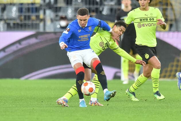 Fußball - Europa League - Borussia Dortmund - Glasgow Rangers am 17.02.2022 im Signal Iduna Park in Dortmund James Tavernier (Glasgow Rangers) im Zweikampf gegen Mahmoud Dahoud (Borussia Dortmund) MT