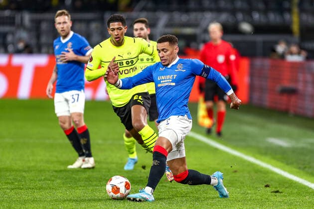 James Tavernier (Glasgow Rangers FC, 02) im Zweikampf gegen Jude Bellingham (Borussia Dortmund BVB, 22), GER, Borussia Dortmund BVB vs. Glasgow Rangers FC, K.-o.-Runden-Play-off, Europa League, Spielzeit 2021 2022, 17.02.2022, DFB DFL regulations prohibit any use of photographs as image sequences and or quasi-video., GER, Borussia Dortmund BVB vs. Glasgow Rangers FC, K.-o.-Runden-Play-off, Europa League, Spielzeit 2021 2022, 17.02.2022 Dortmund Copyright: xEibner-Pressefoto GabrielxBoiax EP_EEP
