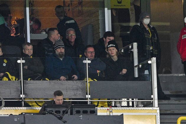 Europa League, Play-Off: Borussia Dortmund - Glasgow Rangers 17.02.2022 im Signal-Iduna-Park in Dortmund. Dortmund s Erling Haaland auf der Tribüne, in VIP Loge, Copyright: xChristopherxNeundorfx