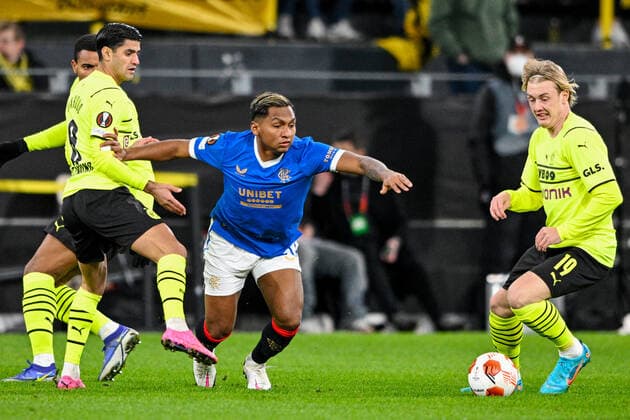 Europa League, Play-Off: Borussia Dortmund - Glasgow Rangers 17.02.2022 im Signal-Iduna-Park in Dortmund. Dortmund s Mahmoud Dahoud im Zweikampf mit Glasgow s Alfredo Morelos und Dortmund s Julian Brandt Copyright: xChristopherxNeundorfx