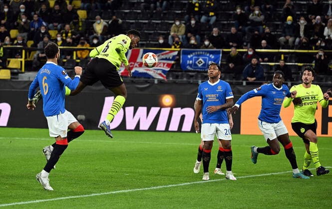 17.02.2022, xjhx, Fussball UEFA Europa League , Borussia Dortmund - Glasgow Rangers emspor, v.l. Connor Goldson (Glasgow Rangers), Dan-Axel Zagadou (Borussia Dortmund) (DFL DFB REGULATIONS PROHIBIT ANY USE OF PHOTOGRAPHS as IMAGE SEQUENCES and or QUASI-VIDEO) Dortmund