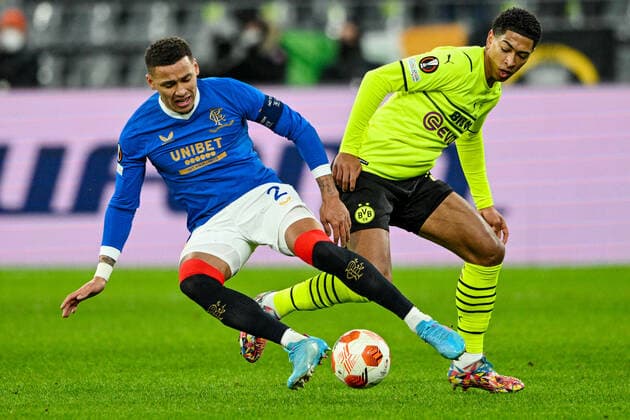 Europa League, Play-Off: Borussia Dortmund - Glasgow Rangers 17.02.2022 im Signal-Iduna-Park in Dortmund. Glasgow s James Tavernier im Zweikampf mit Dortmund s Jude Bellingham Copyright: xChristopherxNeundorfx