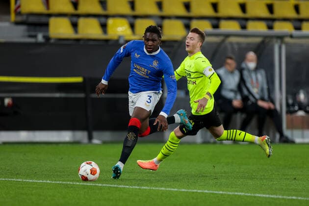 17.02.2022, Fussball, Saison 2021 2022, UEFA Europa League, Play-Offs, Borussia Dortmund - Glasgow Rangers, v. l. Calvin Bassey (Rangers FC), Marco Reus (Borussia Dortmund) Foto: Dennis Ewert RHR-FOTO Dortmund Signal Iduna Park NRW Deutschland xRHR-FOTO DEx