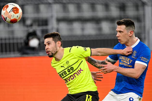Europa League, Play-Off: Borussia Dortmund - Glasgow Rangers 17.02.2022 im Signal-Iduna-Park in Dortmund. Dortmund s Raphael Guerreiro im Zweikampf mit Glasgow s Ryan Jack, Kopfballduell, halbe Figur, Copyright: xChristopherxNeundorfx