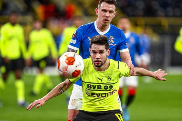 Raphael Guerreiro (Borussia Dortmund BVB, 13) im Zweikampf gegen Borna Barisic (Glasgow Rangers FC, 31), GER, Borussia Dortmund BVB vs. Glasgow Rangers FC, K.-o.-Runden-Play-off, Europa League, Spielzeit 2021 2022, 17.02.2022, DFB DFL regulations prohibit any use of photographs as image sequences and or quasi-video., GER, Borussia Dortmund BVB vs. Glasgow Rangers FC, K.-o.-Runden-Play-off, Europa League, Spielzeit 2021 2022, 17.02.2022 Dortmund Copyright: xEibner-Pressefoto GabrielxBoiax EP_EEP