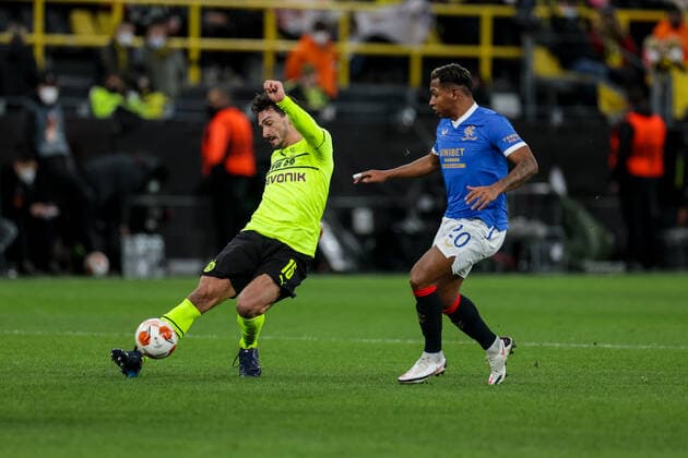 17.02.2022, Fussball, Saison 2021 2022, UEFA Europa League, Play-Offs, Borussia Dortmund - Glasgow Rangers, v. l. Mats Hummels (Borussia Dortmund), Alfredo Morelos (Rangers FC) Foto: Dennis Ewert RHR-FOTO Dortmund Signal Iduna Park NRW Deutschland xRHR-FOTO DEx