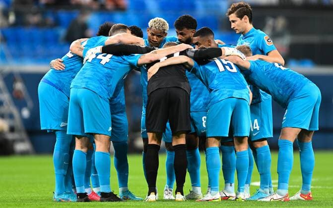 Russia Soccer Europa League Zenit - Betis 8118748 17.02.2022 Zenit s players huddle before the Europa League soccer match between Zenit St.Petersburg and Real Betis, Seville, at the Gazprom Arena stadium, in St.Petersburg, Russia. Alexei Danichev Sputnik Moscow Russia  Copyright: xAlexeixDanichevx