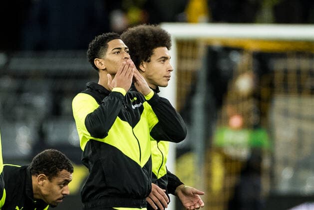 UEFA Europa League, Borussia Dortmund - Rangers FC; 17.02.2022 Jude Bellingham (Borussia Dortmund, 22) wirft Kusshaendchen Richtung Tribuene UEFA Europa League, Borussia Dortmund - Rangers FC, Dortmund, SIGNAL IDUNA PARK REGULATIONS PROHIBIT ANY USE OF PHOTOGRAPHS AS IMAGE SEQUENCES AND OR QUASI-VIDEO. Copyright: xBEAUTIFULxSPORTS Wunderlx
