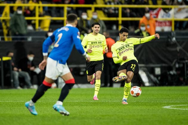 UEFA Europa League, Borussia Dortmund - Rangers FC; 17.02.2022 James Tavernier (Rangers FC, 2), Jude Bellingham (Borussia Dortmund, 22) UEFA Europa League, Borussia Dortmund - Rangers FC, Dortmund, SIGNAL IDUNA PARK REGULATIONS PROHIBIT ANY USE OF PHOTOGRAPHS AS IMAGE SEQUENCES AND OR QUASI-VIDEO. Copyright: xBEAUTIFULxSPORTS Wunderlx
