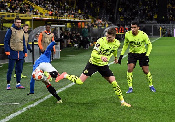 17.02.2022, xjhx, Fussball UEFA Europa League , Borussia Dortmund - Glasgow Rangers emspor, v.l. Ryan Kent (Glasgow Rangers), Marco Reus (Borussia Dortmund), Manuel Akanji (Borussia Dortmund) (DFL DFB REGULATIONS PROHIBIT ANY USE OF PHOTOGRAPHS as IMAGE SEQUENCES and or QUASI-VIDEO) Dortmund