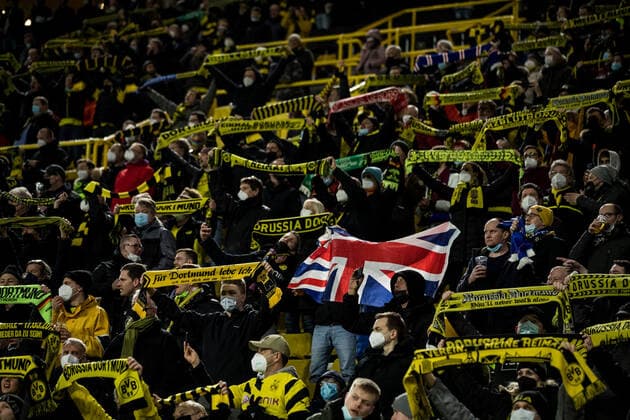 UEFA Europa League, Borussia Dortmund - Rangers FC; 17.02.2022 Eine GB Fahne inmitten von BVB Schals UEFA Europa League, Borussia Dortmund - Rangers FC, Dortmund, SIGNAL IDUNA PARK REGULATIONS PROHIBIT ANY USE OF PHOTOGRAPHS AS IMAGE SEQUENCES AND OR QUASI-VIDEO. Copyright: xBEAUTIFULxSPORTS Wunderlx