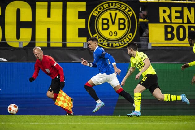 Mandatory Credit: Photo by Kirk O Rourke Rangers FC Shutterstock (12811477bu) Rangers Defender James Tavernier runs forward with the ball away from Borussia Dortmund Defender Raphael Guerreiro during the Europa League match at the Signal Iduna Park, Dortmund. Borussia Dortmund v Rangers, UEFA Europa League, Round of 32, Westfalenstadion, Dortmund, Germany - 17 Feb 2022 Borussia Dortmund v Rangers, UEFA Europa League, Round of 32, Westfalenstadion, Dortmund, Germany - 17 Feb 2022 Copyright: xKirkxO Rourke RangersxFC Shutterstockx 12811477bu
