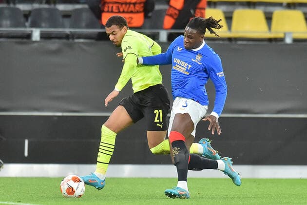 Fußball - Europa League - Borussia Dortmund - Glasgow Rangers am 17.02.2022 im Signal Iduna Park in Dortmund Donyell Malen (Borussia Dortmund) im Zweikampf gegen Calvin Bassey (Glasgow Rangers). MT