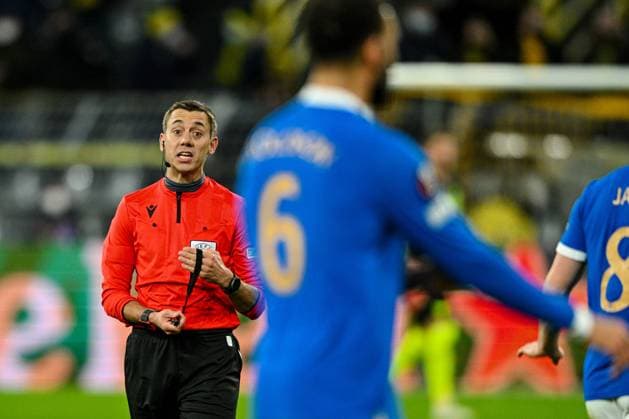 Europa League, Play-Off: Borussia Dortmund - Glasgow Rangers 17.02.2022 im Signal-Iduna-Park in Dortmund. Schiedsrichter ClÃ ment Turpin ermahnt Glasgow s Connor Goldson Gestik, Mimik, Copyright: xDavidxInderliedx