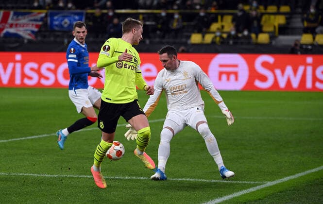 17.02.2022, xjhx, Fussball UEFA Europa League , Borussia Dortmund - Glasgow Rangers emspor, v.l. Marco Reus (Borussia Dortmund), Allan McGregor (Glasgow Rangers) (DFL DFB REGULATIONS PROHIBIT ANY USE OF PHOTOGRAPHS as IMAGE SEQUENCES and or QUASI-VIDEO) Dortmund